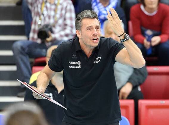 Allianz MTV Stuttgart - Dresdner SC Deutschland, Stuttgart, 23.04.2016, Volleyball, 1. Bundesliga Frauen, Saison 2015 2016, Finale, Spiel 2, Allianz MTV Stuttgart - Dresdner SC: Guillermo Hernandez (Trainer Allianz MTV Stuttgart).
