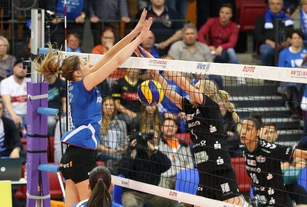 Allianz MTV Stuttgart - Dresdner SC Deutschland, Stuttgart, 23.04.2016, Volleyball, 1. Bundesliga Frauen, Saison 2015 2016, Finale, Spiel 2, Allianz MTV Stuttgart - Dresdner SC: v.l. Kaja Grobelna (Allianz MTV Stuttgart), Mareike Hinriksen (Dresdner SC).