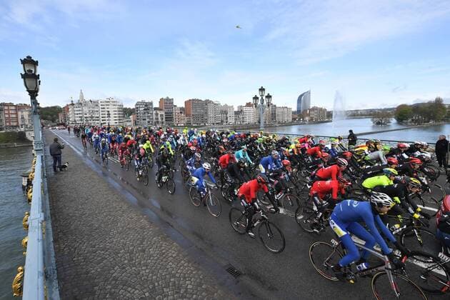 Bilder des Tages - SPORT The pack of riders pictured at the start of the 102nd edition of the Liege-Bastogne-Liege one day cycling race, Sunday 24 April 2016, in Liege. DIRKxWAEM  x04838691x