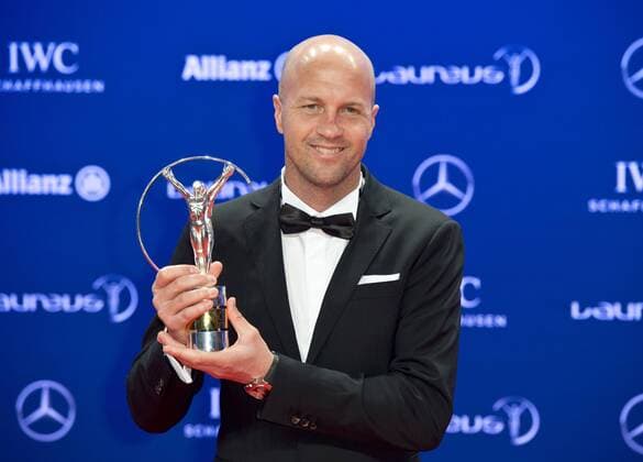 Fussballlegende Johan C R U Y F F (NED) wird postum mit dem Spirit of Award geehrt. Sein Sohn Jordi CRUYFF nimmt die Trophy entgegen. Verleihung der Laureus World Sports Awards 2016 in Berlin, Deutschland am 18.04.2016. Â