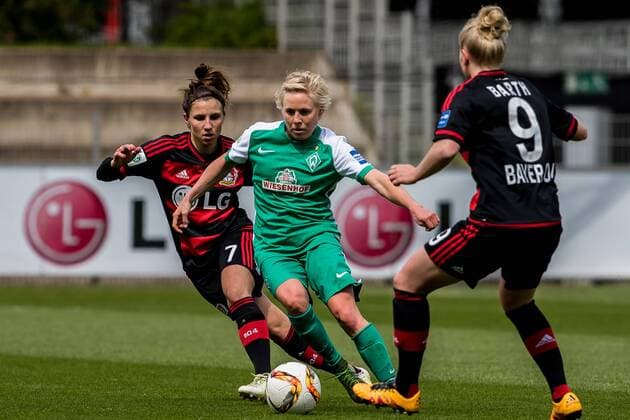 v.li.: Jessica Wich (Bayer 04 Leverkusen, 7) Betsy Hassett (SV Werder Bremen, 16) und Merle Barth (Bayer 04 Leverkusen, 9) im Dreikampf, Duell, duel, tackle, Fussball, Allianz Frauen-Bundesliga, TSV Bayer 04 Leverkusen - SV Werder Bremen, xdgx