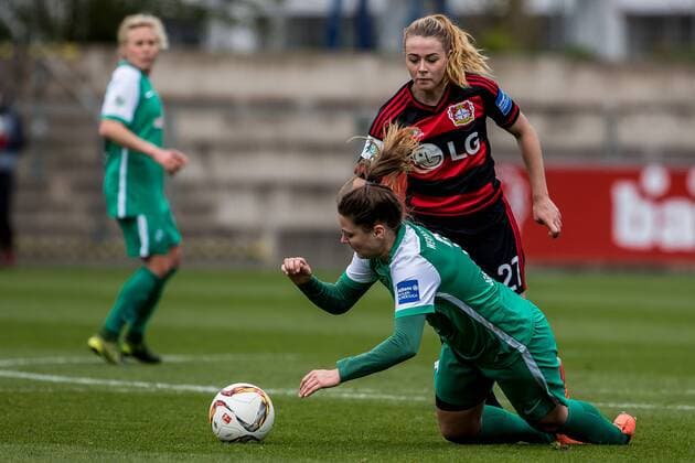 v.li.: Sandra Maria Jessen (Bayer 04 Leverkusen, 27) und Lisa-Marie Scholz (SV Werder Bremen, 7) im Zweikampf, Duell, duel, tackle, Fussball, Allianz Frauen-Bundesliga, TSV Bayer 04 Leverkusen - SV Werder Bremen, xdgx