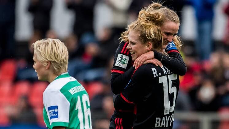 v.li.: Rebecca Knaak (Bayer 04 Leverkusen, 15) und Marisa Henrike Ewers (Bayer 04 Leverkusen, 5) beim Torjubel, Goal celebration, celebrate the goal, goal celebration, nach dem 1:0, Fussball, Allianz Frauen-Bundesliga, TSV Bayer 04 Leverkusen - SV Werder Bremen, xdgx