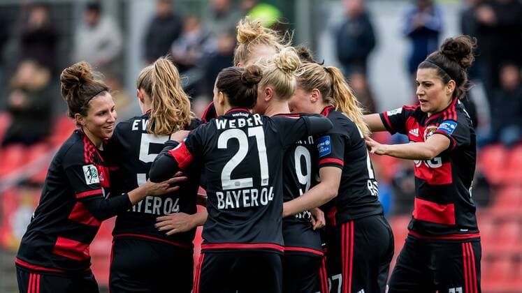 Bilder des Tages - SPORT Die Spielerinnen des TSV Bayer 04 Leverkusen beim Torjubel, Goal celebration, celebrate the goal, goal celebration, Jubeltraube nach dem 1:0, Fussball, Allianz Frauen-Bundesliga, TSV Bayer 04 Leverkusen - SV Werder Bremen, xdgx