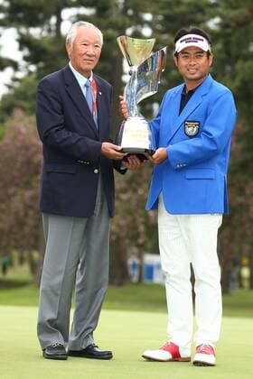 (L-R) Isao Aoki, Yuta Ikeda, APRIL 24, 2016 - Golf : Panasonic OPEN Golf Championship 2016 Final Round at Chiba Country Club, Chiba, Japan.  (hnna026952)
