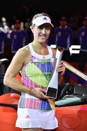 Angelique KERBER (GER) gewinnt das Finale des Porsche Tennis Cup in Stuttgart Siegerehrung mit Pokal Finale Tennis Damen 24.04.2016 Porsche Tennis Grand Prix GP Stuttgart 2016 Porsche-Arena 16.04.-24.04.2016 Porsche Tennis Grand Prix Stuttgart 2016