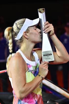 Angelique KERBER (GER) gewinnt das Finale des Porsche Tennis Cup in Stuttgart Siegerehrung mit Pokal Küsschen küsst Finale Tennis Damen 24.04.2016 Porsche Tennis Grand Prix GP Stuttgart 2016 Porsche-Arena 16.04.-24.04.2016 Porsche Tennis Grand Prix Stuttgart 2016