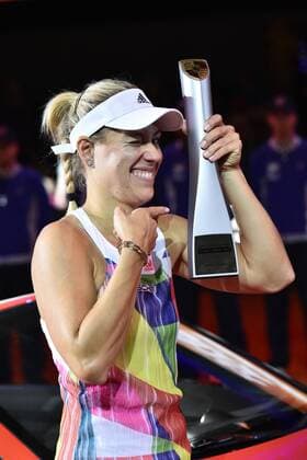 Angelique KERBER (GER) gewinnt das Finale des Porsche Tennis Cup in Stuttgart Siegerehrung mit Pokal Finale Tennis Damen 24.04.2016 Porsche Tennis Grand Prix GP Stuttgart 2016 Porsche-Arena 16.04.-24.04.2016 Porsche Tennis Grand Prix Stuttgart 2016