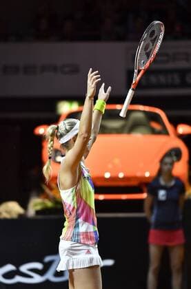 Angelique KERBER (GER) gewinnt das Finale des Porsche Tennis Cup in Stuttgart Schlussjubel Jubel jubelt vor Siegerfahrzeug Porsche 718 Boxster S wirft Schläger weg Finale Tennis Damen 24.04.2016 Porsche Tennis Grand Prix GP Stuttgart 2016 Porsche-Arena 16.04.-24.04.2016 Porsche Tennis Grand Prix Stuttgart 2016