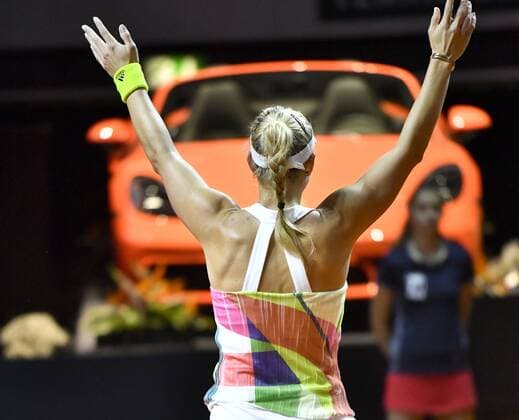 Angelique KERBER (GER) gewinnt das Finale des Porsche Tennis Cup in Stuttgart Schlussjubel Jubel jubelt vor Siegerfahrzeug Porsche 718 Boxster S Finale Tennis Damen 24.04.2016 Porsche Tennis Grand Prix GP Stuttgart 2016 Porsche-Arena 16.04.-24.04.2016 Porsche Tennis Grand Prix Stuttgart 2016