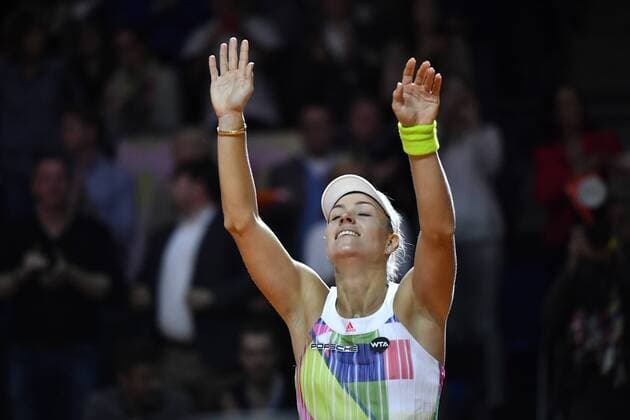 Angelique KERBER (GER) gewinnt das Finale des Porsche Tennis Cup in Stuttgart Schlussjubel Jubel jubelt und bedankt sich bei Publikum Zuschauern Finale Tennis Damen 24.04.2016 Porsche Tennis Grand Prix GP Stuttgart 2016 Porsche-Arena 16.04.-24.04.2016 Porsche Tennis Grand Prix Stuttgart 2016