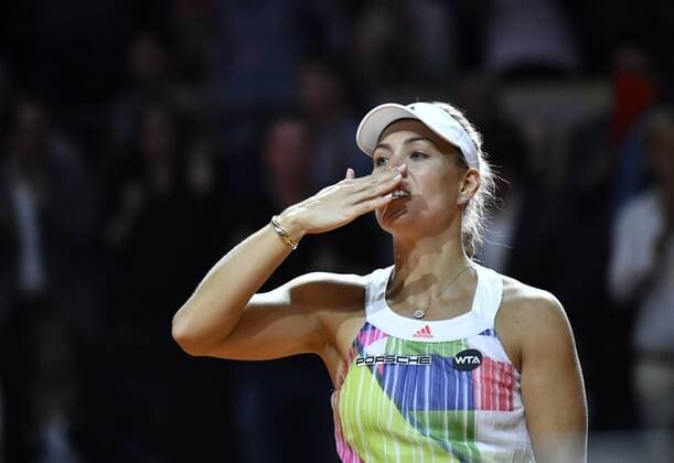 Angelique KERBER (GER) gewinnt das Finale des Porsche Tennis Cup in Stuttgart Schlussjubel Jubel jubelt und bedankt sich bei Publikum Zuschauern Finale Tennis Damen 24.04.2016 Porsche Tennis Grand Prix GP Stuttgart 2016 Porsche-Arena 16.04.-24.04.2016 Porsche Tennis Grand Prix Stuttgart 2016
