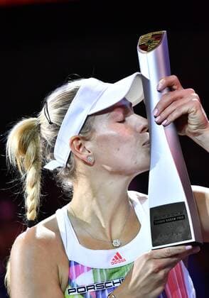 Angelique KERBER (GER) gewinnt das Finale des Porsche Tennis Cup in Stuttgart Siegerehrung mit Pokal Küsschen küsst Finale Tennis Damen 24.04.2016 Porsche Tennis Grand Prix GP Stuttgart 2016 Porsche-Arena 16.04.-24.04.2016 Porsche Tennis Grand Prix Stuttgart 2016