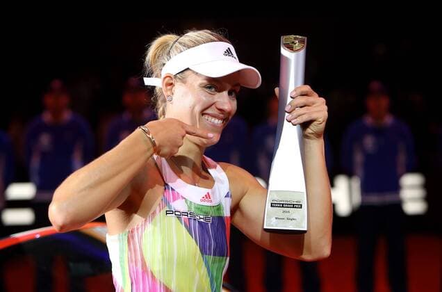 Stuttgart Porsche Tennis Grand Prix 2016 Finale, Siegerin Angelique Kerber (GER) jubelt über den Turniergewinn mit ihrem Pokal