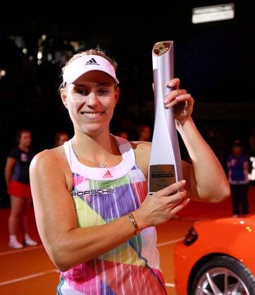 Stuttgart Porsche Tennis Grand Prix 2016 Finale, Siegerin Angelique Kerber (GER) mit ihrem Pokal