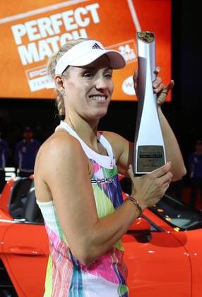 Porsche Tennis Grand Prix 2016 Deutschland, Stuttgart, 24.04.2016, Tennis, Porsche Tennis Grand Prix 2016, Stuttgart: Angelique Kerber (GER) mit dem Siegerpokal.