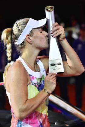 Angelique KERBER (GER) gewinnt das Finale des Porsche Tennis Cup in Stuttgart Siegerehrung mit Pokal Küsschen küsst Finale Tennis Damen 24.04.2016 Porsche Tennis Grand Prix GP Stuttgart 2016 Porsche-Arena 16.04.-24.04.2016 Porsche Tennis Grand Prix Stuttgart 2016