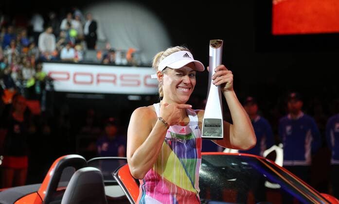 Themen der Woche - Sport Bilder des Tages - SPORT Porsche Tennis Grand Prix 2016 Deutschland, Stuttgart, 24.04.2016, Tennis, Porsche Tennis Grand Prix 2016, Stuttgart: Angelique Kerber (GER) mit dem Siegerpokal.