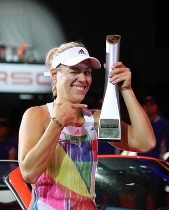 Porsche Tennis Grand Prix 2016 Deutschland, Stuttgart, 24.04.2016, Tennis, Porsche Tennis Grand Prix 2016, Stuttgart: Angelique Kerber (GER) mit dem Siegerpokal.