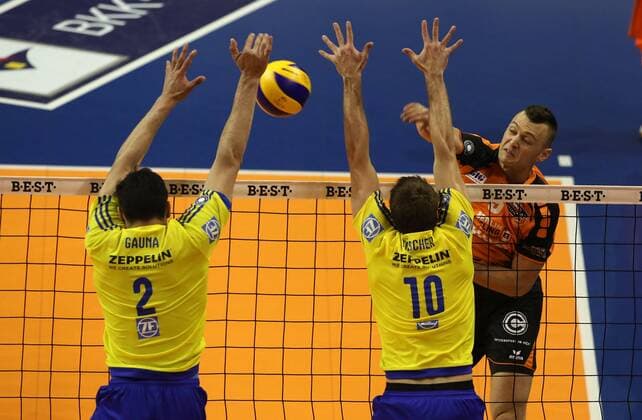 Paul Lotman im Angriff, Maximiliano Gauna, Simon Tischer Aktion Spielszene Zweikampf Volleyball Play Off Finale Bundesliga Herren Saison 2015 2016 24.04.2016 BR Volleys Berlin BRV vs. VfB Friedrichshafen