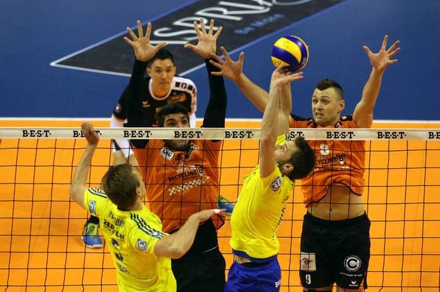 Alexey Nalobin, Simon Tischer im Angriff, Nicolas Le Goff, Paul Lotman Aktion Spielszene Zweikampf Volleyball Play Off Finale Bundesliga Herren Saison 2015 2016 24.04.2016 BR Volleys Berlin BRV vs. VfB Friedrichshafen