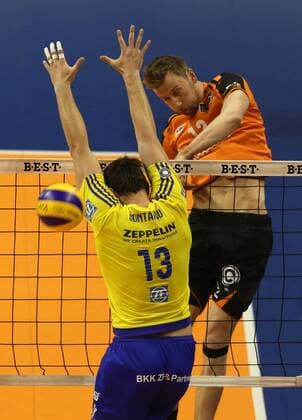 Paul Carroll im Angriff, Adrian Gontariu Aktion Spielszene Zweikampf Volleyball Play Off Finale Bundesliga Herren Saison 2015 2016 24.04.2016 BR Volleys Berlin BRV vs. VfB Friedrichshafen
