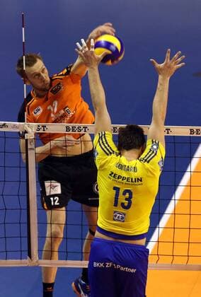 Paul Carroll im Angriff, Adrian Gontariu Aktion Spielszene Zweikampf Volleyball Play Off Finale Bundesliga Herren Saison 2015 2016 24.04.2016 BR Volleys Berlin BRV vs. VfB Friedrichshafen
