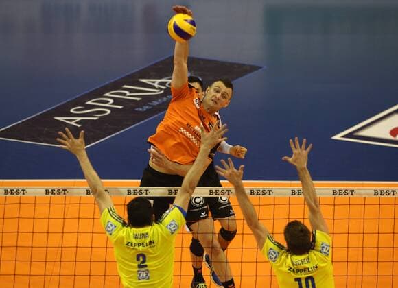 Paul Lotman im Angriff, Maximiliano Gauna, Simon Tischer Aktion Spielszene Zweikampf Volleyball Play Off Finale Bundesliga Herren Saison 2015 2016 24.04.2016 BR Volleys Berlin BRV vs. VfB Friedrichshafen