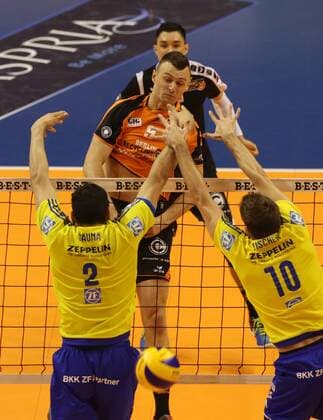 Paul Lotman im Angriff, Maximiliano Gauna, Simon Tischer Aktion Spielszene Zweikampf Volleyball Play Off Finale Bundesliga Herren Saison 2015 2016 24.04.2016 BR Volleys Berlin BRV vs. VfB Friedrichshafen