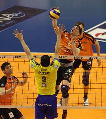 Maximiliano Gauna, Felix Fischer im Angriff Aktion Spielszene Zweikampf Volleyball Play Off Finale Bundesliga Herren Saison 2015 2016 24.04.2016 BR Volleys Berlin BRV vs. VfB Friedrichshafen