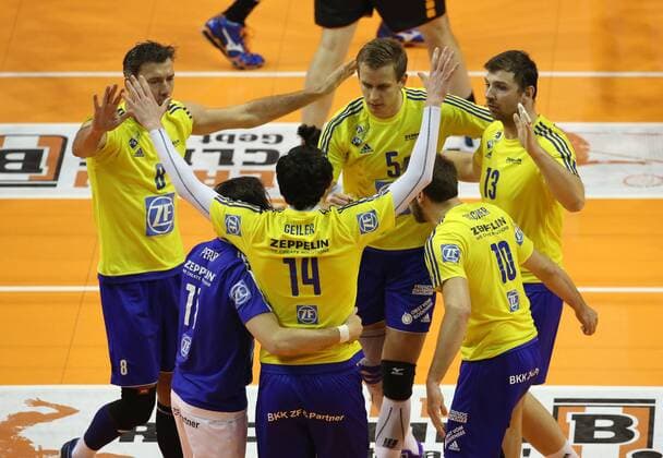 Björn Andrae, Luke Perry, Baptiste Geiler, Alexey Nalobin, Simon Tischer, Adrian Gontariu Freude Emotion jubelnd Jubel nach Punktgewinn Volleyball Play Off Finale Bundesliga Herren Saison 2015 2016 24.04.2016 BR Volleys Berlin BRV vs. VfB Friedrichshafen