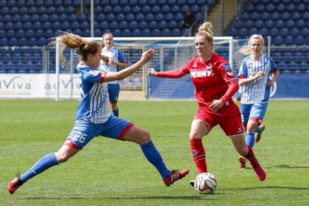 v.li.: Sophie Howard (Hoffenheim, 26), Rachel Rinast (Köln, 31), Zweikampf, Duell, duel, tackle, Dynamik, Action, Aktion, Fussball, Allianz Frauen-Bundesliga, TSG 1899 Hoffenheim - 1. FC Köln, xozx