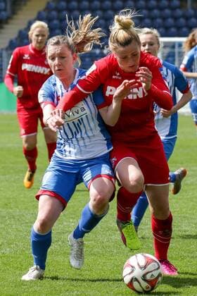v.li.: Emily Evels (Hoffenheim, 17), Rachel Rinast (Köln, 31), Zweikampf, Duell, duel, tackle, Dynamik, Action, Aktion, Fussball, Allianz Frauen-Bundesliga, TSG 1899 Hoffenheim - 1. FC Köln, xozx