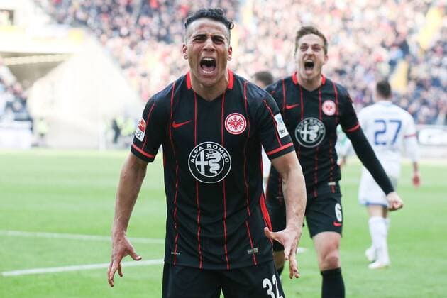 Themen der Woche - Sport Bilder des Tages - SPORT 24.04.2016, xjfx, Fussball 1.Bundesliga, Eintracht Frankfurt - FSV Mainz 05, emspor, v.l. Aenis Ben-Hatira (Eintracht Frankfurt),Bastian Oczipka (Eintracht Frankfurt),Torjubel, Goal celebration, celebrate the goal