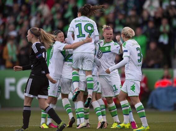 Jubel nach dem Tor zum 1-0: Die Mitspielerinnen feiern die Torschuetzin Isabel KERSCHOWSKI (verdeckt alleVfL). Fussball Frauen international: UEFA Championsleague Saison 2015 2016, Halbfinale Hinspiel: VfL Wolfsburg - 1.FFC Frankfurt im AOK Stadion in Wolfsburg, Deutschland am 24.04.2016,