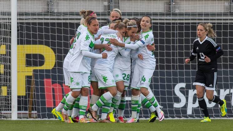 Die Spielerinnen des VfL Wolfsburg mit Torjubel, Jubel über das Tor 1:0, Fussball, UEFA Women s Champions League, VfL Wolfsburg - 1. FFC Frankfurt, xobx