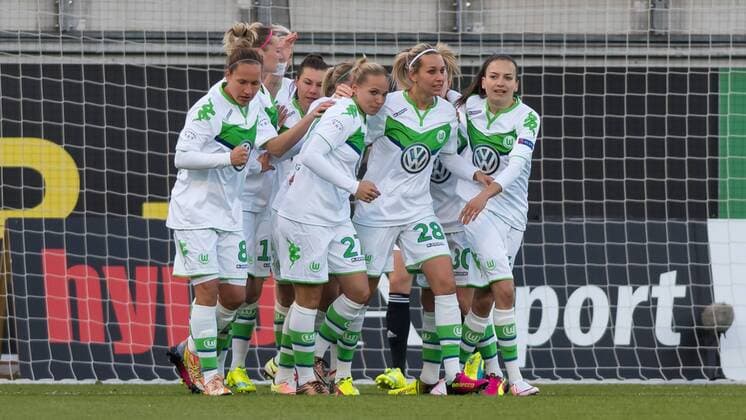 Die Spielerinnen des VfL Wolfsburg mit Torjubel, Jubel über das Tor 1:0, Fussball, UEFA Women s Champions League, VfL Wolfsburg - 1. FFC Frankfurt, xobx
