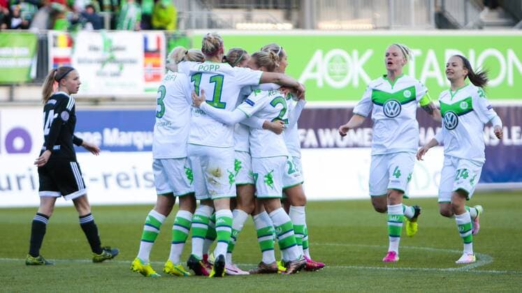 Fußball, UEFA Women s Champions League, VfL Wolfsburg - 1. FFC Frankfurt; Jubel, Torjubel, Freude, Emotion, Torerfolg, Aktion, action, goal, goal celebration, celebrates nach 1:0 durch Isabel Kerschowski (Wolfsburg, 27), Frankfurt enttäuscht, frustriert, niedergeschlagen Enttäuschung, Frust, disappointed. xtgx