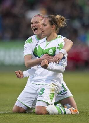 Jubel nach dem Tor zum 3-0: Torschuetzin Babett PETER (r) und Alexandra POPP (beideVfL) feiern den Treffer. Fussball Frauen international: UEFA Championsleague Saison 2015 2016, Halbfinale Hinspiel: VfL Wolfsburg - 1.FFC Frankfurt im AOK Stadion in Wolfsburg, Deutschland am 24.04.2016,
