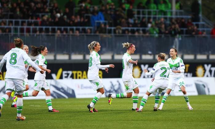 Wolfsburg Wolfsburg vs Frankfurt, CL Frauen Wolfsburg, Deutschland 24.04.2016, FUßBALL - VfL Wolfsburg vs 1. FFC Frankfurt, Halbfinale, UEFA Frauen Champions League, Saison 2015 16. Bild zeigt: Alexandra Popp (VfL Wolfsburg) jubelt mit der Mannschaft nach ihrem Tor zum 2:0