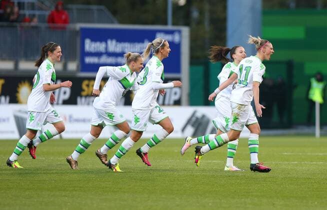 Wolfsburg Wolfsburg vs Frankfurt, CL Frauen Wolfsburg, Deutschland 24.04.2016, FUßBALL - VfL Wolfsburg vs 1. FFC Frankfurt, Halbfinale, UEFA Frauen Champions League, Saison 2015 16. Bild zeigt: Alexandra Popp (VfL Wolfsburg) jubelt mit der Mannschaft nach ihrem Tor zum 2:0