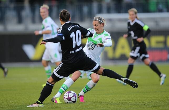 Lena Goessling (VfL Wolfsburg) im Duell mit Dzsenifer Marozsan (1. FFC Frankfurt)