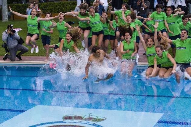 Tennis, ATP-Turnier in Barcelona,Rafael Nadal springt nach Sieg mit Balljungen und - mädchen in den Swimming Pool BARCELONA - April 24- SPAIN: Rafa Nadal victory celebration during the final match between Rafael Nadal (ESP) vsKei Nishikori (JPN) of the Open Banc Sabadell, 64 Trophy Conde de Godo, played on the RCT Barcelona 1899, on april 24, 2016. Photo: Mikel Trigueros Urbanandsport Cordon Press ---------------------------------- BARCELONA - Abril, 24 - ESPANA: Rafa Nadal victory celebration durante la final entre Rafael Nadal (ESP) vsKei Nishikori (JPN) de la edicion 64 del Barcelona Open Banc Sabadell Trofeo Conde Godo, celebrada en el RCT Barcelona 1899, el 24 de Abril de 2016. Foto: Mikel Trigueros Urbanandsport Cordon Press  xMikelxTriguerosx xBARCELONA-OPEN-BANC-SABADELLx64-TROFEO-CONDE-GODOx