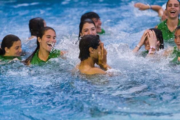 Bilder des Tages - SPORT Tennis, ATP-Turnier in Barcelona,Rafael Nadal springt nach Sieg mit Balljungen und - mädchen in den Swimming Pool BARCELONA - April 24- SPAIN: Rafa Nadal victory celebration during the final match between Rafael Nadal (ESP) vsKei Nishikori (JPN) of the Open Banc Sabadell, 64 Trophy Conde de Godo, played on the RCT Barcelona 1899, on april 24, 2016. Photo: Mikel Trigueros Urbanandsport Cordon Press ---------------------------------- BARCELONA - Abril, 24 - ESPANA: Rafa Nadal victory celebration durante la final entre Rafael Nadal (ESP) vsKei Nishikori (JPN) de la edicion 64 del Barcelona Open Banc Sabadell Trofeo Conde Godo, celebrada en el RCT Barcelona 1899, el 24 de Abril de 2016. Foto: Mikel Trigueros Urbanandsport Cordon Press  xMikelxTriguerosx xBARCELONA-OPEN-BANC-SABADELLx64-TROFEO-CONDE-GODOx