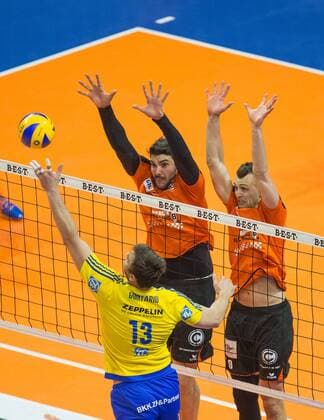 Berlin, Deutschland, 24.04.2016: Volleyball Bundesliga Saison 2015 2016 Play-Off Finale Spiel 1 - Berlin Recycling Volleys - VfB Friedrichshafen. Adrian Gontariu (VfB Friedrichshafen 13) gegen den Block aus Nicolas Le Goff (BR Volleys 7), Paul Lotman (BR Volleys 9)