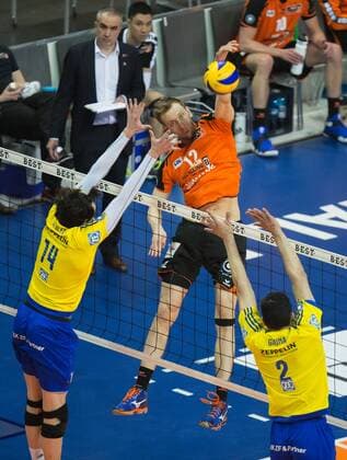 Berlin, Deutschland, 24.04.2016: Volleyball Bundesliga Saison 2015 2016 Play-Off Finale Spiel 1 - Berlin Recycling Volleys - VfB Friedrichshafen. Paul Carroll (BR Volleys 12) gegen den Block aus Baptiste Geiler (VfB Friedrichshafen 14), Maximiliano Gauna (VfB Friedrichshafen 2)