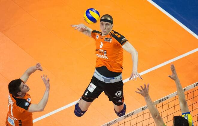 Berlin, Deutschland, 24.04.2016: Volleyball Bundesliga Saison 2015 2016 Play-Off Finale Spiel 1 - Berlin Recycling Volleys - VfB Friedrichshafen. Tsimafei Zhukouski (BR Volleys 11), Felix Fischer (BR Volleys 6)