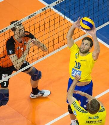 Berlin, Deutschland, 24.04.2016: Volleyball Bundesliga Saison 2015 2016 Play-Off Finale Spiel 1 - Berlin Recycling Volleys - VfB Friedrichshafen. Simon Tischer (VfB Friedrichshafen 10)