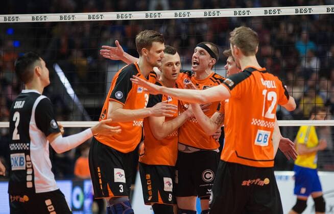 Bilder des Tages - SPORT Berlin, Deutschland, 24.04.2016: Volleyball Bundesliga Saison 2015 2016 Play-Off Finale Spiel 1 - Berlin Recycling Volleys - VfB Friedrichshafen. Das Team der BR Volleys jubelt: v.l. Erik Shoji (BR Volleys 2), Robert Kromm (BR Volleys 3), Paul Lotman (BR Volleys 9), Felix Fischer (BR Volleys 6), Tsimafei Zhukouski (BR Volleys 11), Paul Carroll (BR Volleys 12)