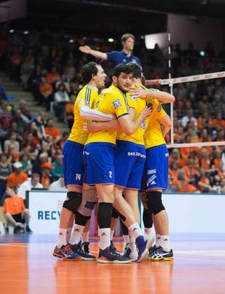 Berlin, Deutschland, 24.04.2016: Volleyball Bundesliga Saison 2015 2016 Play-Off Finale Spiel 1 - Berlin Recycling Volleys - VfB Friedrichshafen. Jubel Baptiste Geiler (VfB Friedrichshafen 14), Maximiliano Gauna (VfB Friedrichshafen 2)